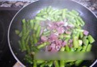 芦笋火腿炒蛋的做法 步骤4