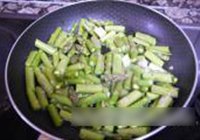 芦笋火腿炒蛋的做法 步骤3
