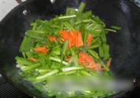茶干胡萝卜炒韭菜的做法 步骤5
