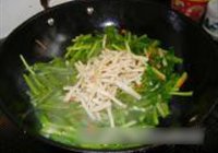 茶干胡萝卜炒韭菜的做法 步骤6