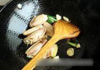 香菇焖鸡翅的做法 步骤5