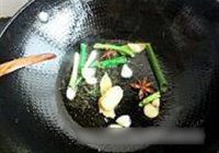 香菇焖鸡翅的做法 步骤4