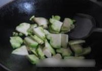 油闷鲜榨菜的做法 步骤3