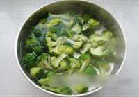 西兰花烧肉圆的做法 步骤2