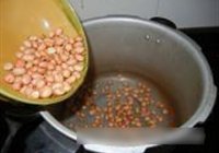 花生咸青鱼煲的做法 步骤4