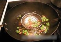 茄汁蔬菜鸡丁的做法 步骤2