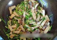 蒜苔炒豆腐干的做法 步骤7