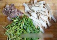 蒜苔炒豆腐干的做法 步骤2