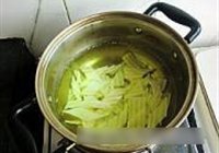 荷兰豆炒魔芋的做法 步骤3