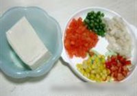 五彩豆腐丁的做法 步骤1