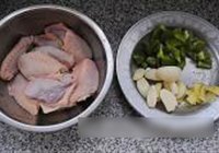 蒜子扣鸡翅的做法 步骤1