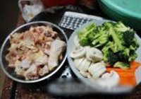 西兰花炒鸡的做法 步骤2