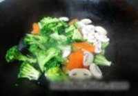 西兰花炒鸡的做法 步骤3