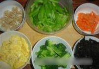 木耳鸡蛋爆鲜蔬的做法 步骤1