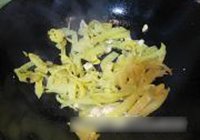 酸菜炒猪心的做法 步骤4
