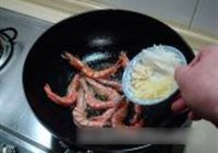 家常油焖虾的做法 步骤2