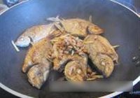 黄豆酱烧海鱼的做法 步骤4