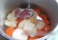 淮山胡萝卜鲫鱼汤的做法 步骤3