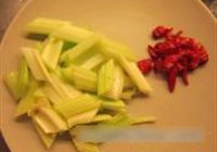 米椒西芹爆菌花的做法 步骤3