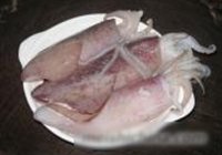 姜葱爆鲜鱿的做法 步骤1