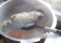淮山胡萝卜鲫鱼汤的做法 步骤6