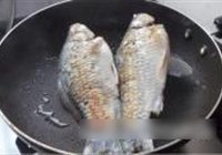 淮山胡萝卜鲫鱼汤的做法 步骤4