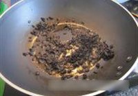 蒜头豆豉焖鸡珍的做法 步骤3