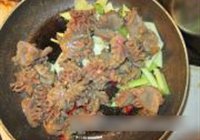 米椒西芹爆菌花的做法 步骤5