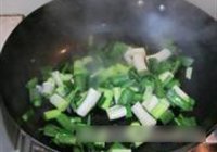 大蒜炒百叶的做法 步骤4