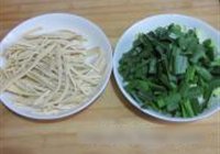 大蒜炒百叶的做法 步骤2