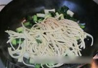 大蒜炒百叶的做法 步骤6