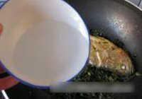 雪菜烧黄鱼的做法 步骤8