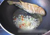 雪菜烧黄鱼的做法 步骤5