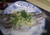 清蒸鲈鱼的做法 步骤4