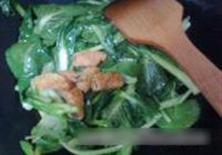 小青菜炒皮卷的做法 步骤12