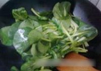 小青菜炒皮卷的做法 步骤11