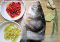 剁椒鱼头的做法 步骤1