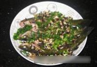 豉汁蒸黄骨鱼的做法 步骤2
