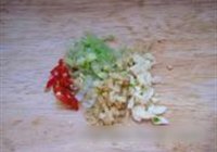 雪菜烧黄鱼的做法 步骤2