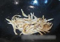 蒜苔炒椒盐小鱼干的做法 步骤4
