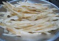 蒜苔炒椒盐小鱼干的做法 步骤2