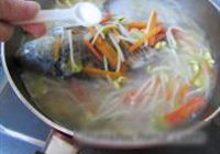 豆芽鲫鱼汤的做法 步骤16