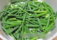 蒜苔炒椒盐小鱼干的做法 步骤1