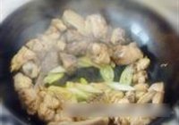 笋茸砂锅三黄鸡的做法 步骤6