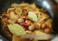 笋茸砂锅三黄鸡的做法 步骤10