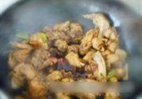 笋茸砂锅三黄鸡的做法 步骤7