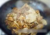 笋茸砂锅三黄鸡的做法 步骤9