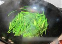 蒜苔炒椒盐小鱼干的做法 步骤6