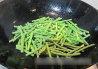 蒜苔炒椒盐小鱼干的做法 步骤5