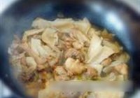 笋茸砂锅三黄鸡的做法 步骤13